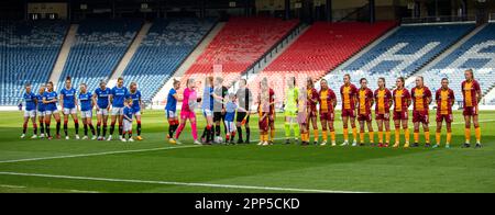 22nd aprile 2023; Hampden Park, Glasgow, Scozia: Donne Scozzese Cup Football semi Final, Rangers WFC contro Motherwell WFC; le squadre si allineano prima della partita con il personale refereeing Foto Stock