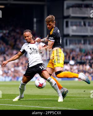 Bobby Decordova-Reid di Fulham (a sinistra) e Liam Cooper di Leeds United si battono per la palla durante la partita della Premier League al Craven Cottage, Londra. Data immagine: Sabato 22 aprile 2023. Foto Stock