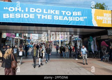 High Street, Southend on Sea, Essex, Regno Unito. 22nd Apr, 2023. Un nuovo partito politico si è formato a Southend on Sea specificamente per la campagna sulle questioni locali. Il partito sta organizzando un rally sotto il ponte ferroviario in High Street per sensibilizzare i propri obiettivi alle elezioni del consiglio del 4th maggio, con l’obiettivo di conquistare seggi nel consiglio comunale. Foto Stock