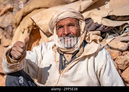 Gola di Todra, Marocco - Foto di un nomade locale che vive in montagna Foto Stock