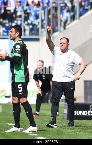 Rostock, Germania. 22nd Apr, 2023. Calcio: 2nd Bundesliga, Hansa Rostock - SpVgg Greuther Fürth, giorno 29, Ostseestadion. Alois Schwartz, allenatore di Rostock, gesta a margine durante il gioco. Credit: Gregor Fischer/dpa - NOTA IMPORTANTE: In conformità ai requisiti della DFL Deutsche Fußball Liga e del DFB Deutscher Fußball-Bund, è vietato utilizzare o utilizzare fotografie scattate nello stadio e/o della partita sotto forma di sequenze di immagini e/o serie di foto simili a video./dpa/Alamy Live News Foto Stock