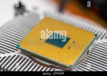 Parte posteriore di una CPU AMD socket AM4 montata su un refrigeratore Foto Stock