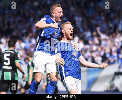 Rostock, Germania. 22nd Apr, 2023. Calcio: 2nd Bundesliga, Hansa Rostock - SpVgg Greuther Fürth, giorno 29, Ostseestadion. Nils Fröling (r) e Kai Pröger (l) di Rostock festeggiano l'obiettivo per le 1:0. Credit: Gregor Fischer/dpa - NOTA IMPORTANTE: In conformità ai requisiti della DFL Deutsche Fußball Liga e del DFB Deutscher Fußball-Bund, è vietato utilizzare o utilizzare fotografie scattate nello stadio e/o della partita sotto forma di sequenze di immagini e/o serie di foto simili a video./dpa/Alamy Live News Foto Stock