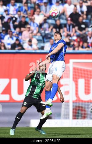 Rostock, Germania. 22nd Apr, 2023. Calcio: 2. Bundesliga, Hansa Rostock - SpVgg Greuther Fürth, giorno 29, Ostseestadion. Armindo Sieb di Fürth guarda come Dennis Dressel di Rostock va in su per una testata. Credit: Gregor Fischer/dpa - NOTA IMPORTANTE: In conformità ai requisiti della DFL Deutsche Fußball Liga e del DFB Deutscher Fußball-Bund, è vietato utilizzare o utilizzare fotografie scattate nello stadio e/o della partita sotto forma di sequenze di immagini e/o serie di foto simili a video./dpa/Alamy Live News Foto Stock