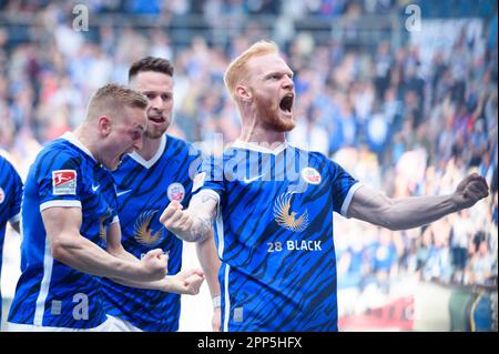 Rostock, Germania. 22nd Apr, 2023. Calcio: 2nd Bundesliga, Hansa Rostock - SpVgg Greuther Fürth, giorno 29, Ostseestadion. Nils Fröling (a destra) e Kai Pröger (a sinistra) di Rostock festeggiano l'obiettivo per 1:0. Credit: Gregor Fischer/dpa - NOTA IMPORTANTE: In conformità ai requisiti della DFL Deutsche Fußball Liga e del DFB Deutscher Fußball-Bund, è vietato utilizzare o utilizzare fotografie scattate nello stadio e/o della partita sotto forma di sequenze di immagini e/o serie di foto simili a video./dpa/Alamy Live News Foto Stock