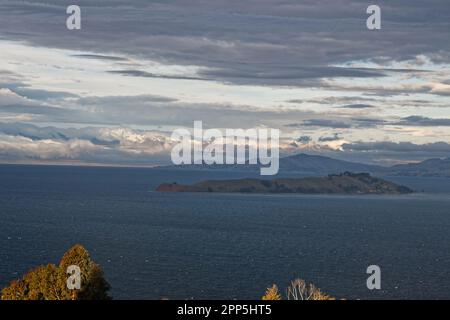 La vista panoramica del lago Titicaca con vista su Isla d la Luna (Isola della Luna), da Isla del Sol (Isola del Sole), Bolivia Foto Stock