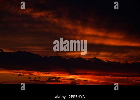 Il sole tramonta a Salar de Uyuni, Bolivia Foto Stock