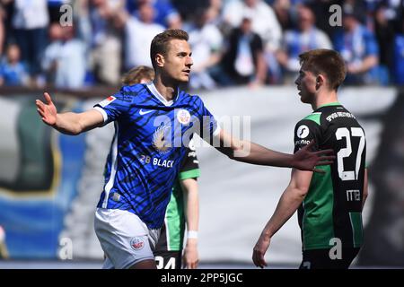 Rostock, Germania. 22nd Apr, 2023. Calcio: 2nd Bundesliga, Hansa Rostock - SpVgg Greuther Fürth, giorno 29, Ostseestadion. Dennis Dressel di Rostock festeggia dopo aver segnato un gol per farlo 2:0. Credit: Gregor Fischer/dpa - NOTA IMPORTANTE: In conformità ai requisiti della DFL Deutsche Fußball Liga e del DFB Deutscher Fußball-Bund, è vietato utilizzare o utilizzare fotografie scattate nello stadio e/o della partita sotto forma di sequenze di immagini e/o serie di foto simili a video./dpa/Alamy Live News Foto Stock