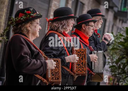 Il Molly Mill Molly si esibirà all'esterno dell'Horseshoe Inn, Bermondsey, Londra, come parte dell'emergente St Le feste di George’s Day e le tradizioni estive di Morris Foto Stock