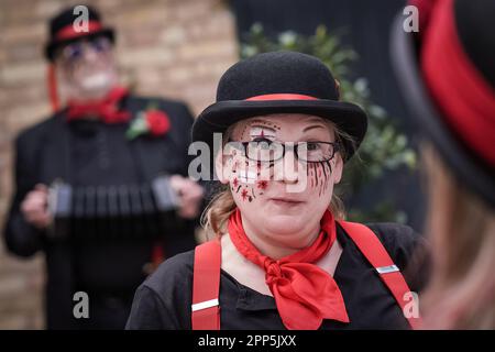 Il Molly Mill Molly si esibirà all'esterno dell'Horseshoe Inn, Bermondsey, Londra, come parte dell'emergente St Le feste di George’s Day e le tradizioni estive di Morris Foto Stock