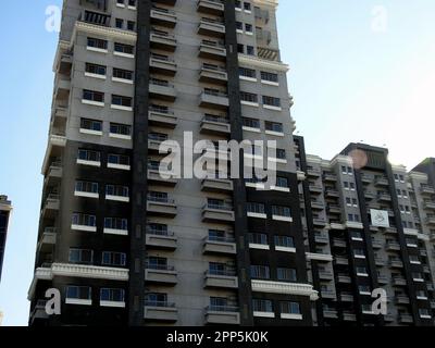 Cairo, Egitto, aprile 16 2023: Appartamenti residenziali di nuova costruzione in Egitto nel nuovo progetto immobiliare e lo sviluppo del triangolo Maspero al Nil Foto Stock