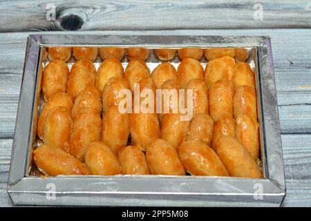 Sekermare (Romoosh el set), biscotti di semola, Romoush Elset con sciroppo, deliziosi biscotti turchi, preparati con semola, farina e zucchero, poi imbevuto Foto Stock