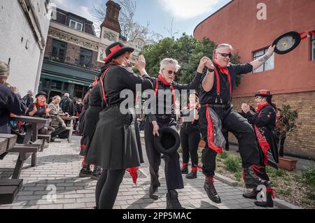 Il Molly Mill Molly si esibirà all'esterno dell'Horseshoe Inn, Bermondsey, Londra, come parte dell'emergente St Le feste di George’s Day e le tradizioni estive di Morris Foto Stock