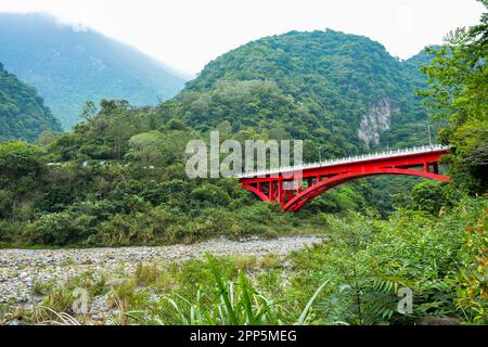 Il ponte rosso di Shakadang dal sentiero di Shakadang nel Parco Nazionale di Taroko, il comune di Xiulin, Hualien, Taiwan Foto Stock