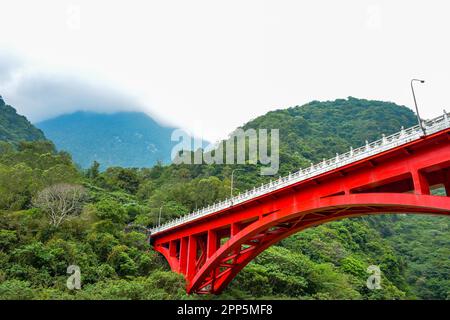 Il ponte rosso di Shakadang dal sentiero di Shakadang nel Parco Nazionale di Taroko, il comune di Xiulin, Hualien, Taiwan Foto Stock