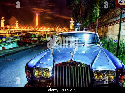 05-14-2016 Parigi, Francia. Old Rollce-Royce sulla riva del fiume RIFGR della Senna e ponte di Alexandre III e Torre Eiffel in lontananza Foto Stock