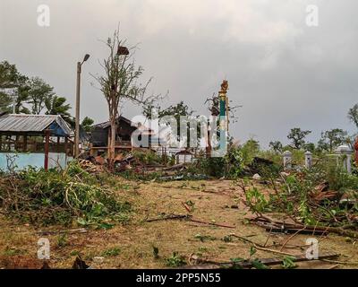 (230422) -- NAY PYI TAW, 22 aprile 2023 (Xinhua) -- questa foto scattata con il telefono cellulare il 21 aprile 2023 mostra le proprietà danneggiate da un tornado nella città di Lewe del territorio dell'Unione di Nay Pyi Taw, Myanmar. Sei persone sono state uccise e altre 109 ferite dopo che un tornado mortale ha colpito il Myanmar centrale venerdì, le autorità locali hanno detto. (Str/Xinhua) Foto Stock