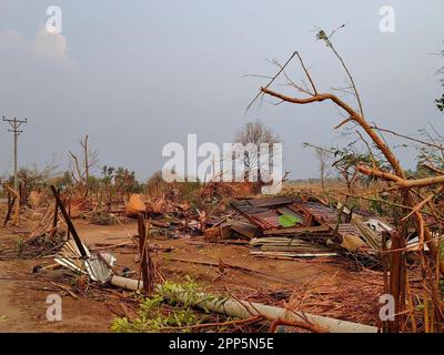 (230422) -- NAY PYI TAW, 22 aprile 2023 (Xinhua) -- questa foto scattata con il telefono cellulare il 21 aprile 2023 mostra le proprietà danneggiate da un tornado nella città di Lewe del territorio dell'Unione di Nay Pyi Taw, Myanmar. Sei persone sono state uccise e altre 109 ferite dopo che un tornado mortale ha colpito il Myanmar centrale venerdì, le autorità locali hanno detto. (Str/Xinhua) Foto Stock