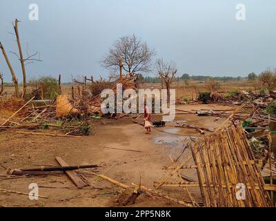 (230422) -- NAY PYI TAW, 22 aprile 2023 (Xinhua) -- questa foto scattata con il telefono cellulare il 21 aprile 2023 mostra una donna che cammina da case danneggiate dopo che un tornado colpisce la città di Lewe del territorio dell'Unione di Nay Pyi Taw, Myanmar. Sei persone sono state uccise e altre 109 ferite dopo che un tornado mortale ha colpito il Myanmar centrale venerdì, le autorità locali hanno detto. (Str/Xinhua) Foto Stock