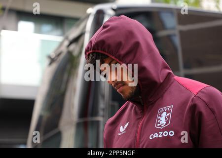 Londra, Regno Unito. 22nd aprile 2023; GTECH Community Stadium, Brentford, Londra, Inghilterra; Premier League Football, Brentford contro Aston Villa; Tyrone Mings of Aston Villa si dirige verso il basso quando il difensore Villa arriva al GTECH Community Stadium dal team bus Credit: Action Plus Sports Images/Alamy Live News Foto Stock