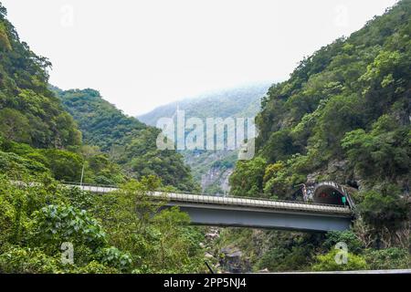 Strada statale attraverso il tunnel sotto la montagna di Taroko Gorge nel Taroko National Park, Xiulin, Hualien, Taiwan Foto Stock
