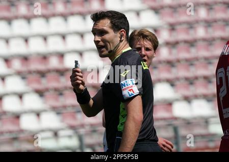 Perugia, Italia. 22nd Apr, 2023. Stadio Renato Curi, Perugia, Italia, 22 aprile 2023, marcenaro m. (arbitro sez. Geova) durante AC Perugia vs Cosenza Calcio - Calcio Italiano Serie B Match Credit: Live Media Publishing Group/Alamy Live News Foto Stock