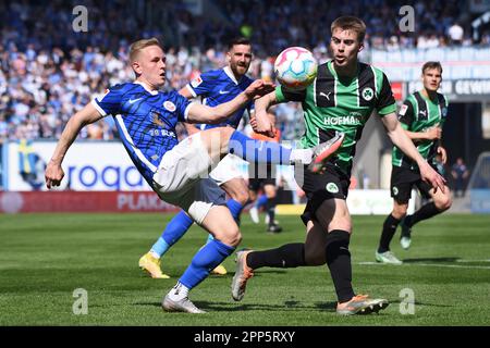 Rostock, Germania. 22nd Apr, 2023. Calcio: 2nd Bundesliga, Hansa Rostock - SpVgg Greuther Fürth, giorno 29, Ostseestadion. Kai Pröger (l) di Rostock e Luca Itter (r) di Fürth combattono per la palla. Credit: Gregor Fischer/dpa - NOTA IMPORTANTE: In conformità ai requisiti della DFL Deutsche Fußball Liga e del DFB Deutscher Fußball-Bund, è vietato utilizzare o utilizzare fotografie scattate nello stadio e/o della partita sotto forma di sequenze di immagini e/o serie di foto simili a video./dpa/Alamy Live News Foto Stock