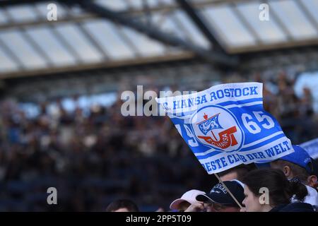 Rostock, Germania. 22nd Apr, 2023. Calcio: 2. Bundesliga, Hansa Rostock - SpVgg Greuther Fürth, 29th matchday, Ostseestadion. I tifosi di Rostock hanno fatto sventolare una bandiera della FC Hansa Rostock negli stand prima della partita. Credit: Gregor Fischer/dpa - NOTA IMPORTANTE: In conformità ai requisiti della DFL Deutsche Fußball Liga e del DFB Deutscher Fußball-Bund, è vietato utilizzare o utilizzare fotografie scattate nello stadio e/o della partita sotto forma di sequenze di immagini e/o serie di foto simili a video./dpa/Alamy Live News Foto Stock