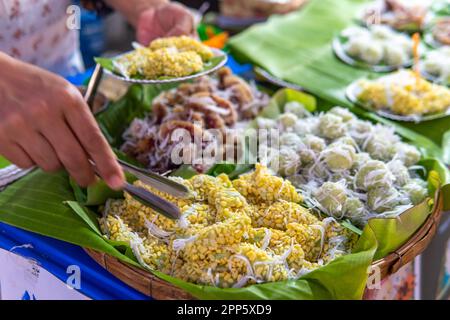 Vari Street food sono venduti al mercato di strada a piedi in Pai, Mae Hong Son, Thailandia Foto Stock