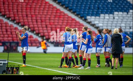 22nd aprile 2023; Hampden Park, Glasgow, Scozia: Semifinale di Calcio della Coppa Scozzese delle Donne, WFC Rangers contro WFC Motherwell; i giocatori Rangers applaudono i tifosi dopo la loro vittoria 2-0 Foto Stock