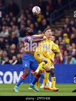 Odsonne Edouard di Crystal Palace e James Garner di Everton combattono per la palla durante la partita della Premier League al Selhurst Park, Londra. Data immagine: Sabato 22 aprile 2023. Foto Stock