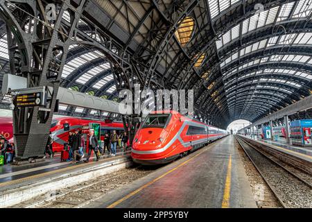 Un treno ad alta velocità Trenitalia ETR 500 Frecciarossa alla stazione ferroviaria di Milano Centrale, Milano Foto Stock