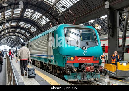 Un treno regionale Trenitalia classe e- 464 in attesa al binario della stazione ferroviaria di Milano Centrale, Milano, Italia Foto Stock