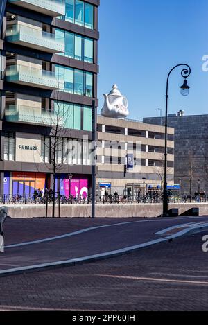 02 aprile 2023, Utrecht, Paesi Bassi, edifici moderni vicino alla stazione ferroviaria centrale di Utrecht Foto Stock