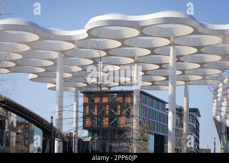 02 aprile 2023, Utrecht, Paesi Bassi, edifici moderni vicino alla stazione ferroviaria centrale di Utrecht Foto Stock
