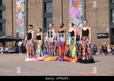 Londra, Regno Unito, 22nd aprile 2023. Per il giorno della Terra, l'opera di Lucy Orta "Fabulae Naturae" su 3 60ft drappeggi della Scuola d'Arte di St Martin, in Granary Square a Kings Cross, divenne lo sfondo di una spettacolare esibizione di danza che rappresentava "The Lost Species". Il tema di quest'anno per la Giornata della Terra è 'investire nel nostro pianeta'. Credit : Monica Wells/Alamy Live News Foto Stock