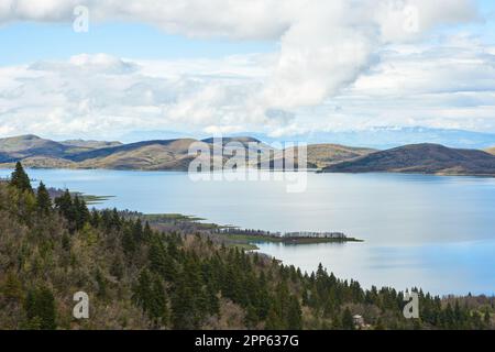 Uno splendido paesaggio che si affaccia sul Lago George, con lussureggianti colline verdi sullo sfondo Foto Stock