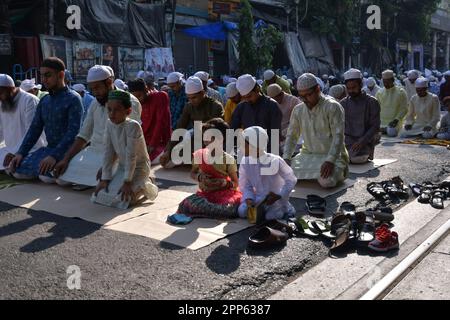 Kolkata, India. 22nd Apr, 2023. Due bambini vestiti in modo speciale, chitchatting durante le preghiere speciali in occasione di Eid-UL-Fitr. EID-UL-Fitr è un festival musulmano di felicità celebrato in tutto il mondo che segna la fine del santo mese del digiuno del Ramadan. Credit: SOPA Images Limited/Alamy Live News Foto Stock