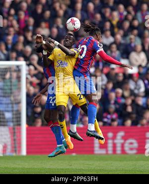 Idrissa Gueye di Everton batte per la palla con Odsonne Edouard (a sinistra) ed Eberechi Eze (a destra) del Crystal Palace durante la partita della Premier League al Selhurst Park, Londra. Data immagine: Sabato 22 aprile 2023. Foto Stock