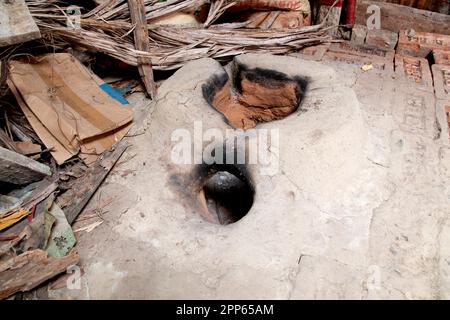 Un forno di fango fatto o stufa di cottura in un villaggio rurale in Bangladesh. stufa di argilla o chula. Foto Stock