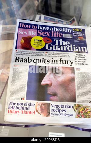 Il vice primo ministro Dominic 'Raab esce dalla pagina iniziale del quotidiano Guardian il 22 aprile 2023 Londra UK Foto Stock