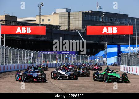 Berlino, Allemagne. 22nd Apr, 2023. Inizio durante il 2023° ePrix di Berlino, 6th° meeting del 2022-23° ABB FIA Formula e World Championship, sul Tempelhof Airport Street Circuit dal 21 al 23 aprile 2023 a Berlino, Germania - Foto Eric Alonso/DPPI Credit: DPPI Media/Alamy Live News Foto Stock