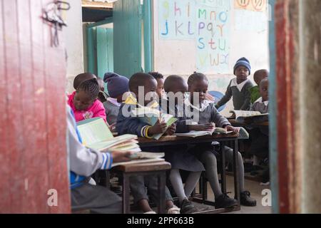 (230422) -- NAIROBI, 22 aprile 2023 (Xinhua) -- gli studenti leggono libri alla Dream Building Service Association (DBSA) School in Mathare Valley di Nairobi, Kenya, 19 aprile 2023. La valle di Mathare, situata a Nairobi, è la seconda più grande baraccopoli urbana del Kenya dopo Kibera. Dream Building Service Association (DBSA) è un'organizzazione non governativa fondata nel 2014. L'organizzazione continua e promuove il lavoro di beneficenza nell'area di Mathare. Grazie agli sforzi compiuti negli ultimi anni, diverse scuole di Mathare sono state rinnovate. Molti bambini poveri hanno pasti gratuiti per il pranzo e hanno un cha Foto Stock