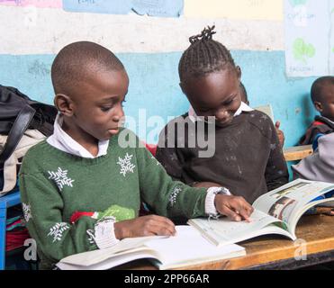 (230422) -- NAIROBI, 22 aprile 2023 (Xinhua) -- gli studenti leggono libri alla Dream Building Service Association (DBSA) School in Mathare Valley di Nairobi, Kenya, 19 aprile 2023. La valle di Mathare, situata a Nairobi, è la seconda più grande baraccopoli urbana del Kenya dopo Kibera. Dream Building Service Association (DBSA) è un'organizzazione non governativa fondata nel 2014. L'organizzazione continua e promuove il lavoro di beneficenza nell'area di Mathare. Grazie agli sforzi compiuti negli ultimi anni, diverse scuole di Mathare sono state rinnovate. Molti bambini poveri hanno pasti gratuiti per il pranzo e hanno un cha Foto Stock