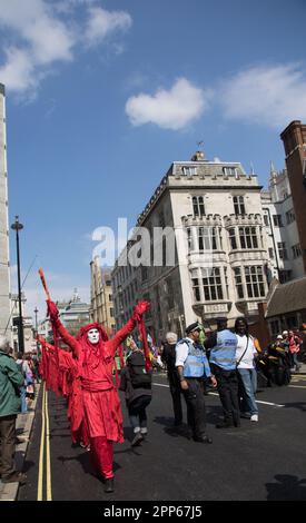 Westminster, Londra, Regno Unito. 22nd Apr, 2023. La ribellione di estinzione continua le loro proteste “The Big One” nel centro di Londra. Credit: Newpics Italia - Notizie dal vivo Foto Stock
