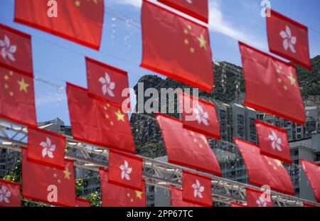 Bel tempo con le bandiere della Regione amministrativa Speciale di Hong Kong (HKSAR) per celebrare il 25th° anniversario del ritorno di Hong Kong al dominio cinese a Hong Kong, Lion Rock come sfondo. 26JUN22 SCMP / Felix Wong Foto Stock