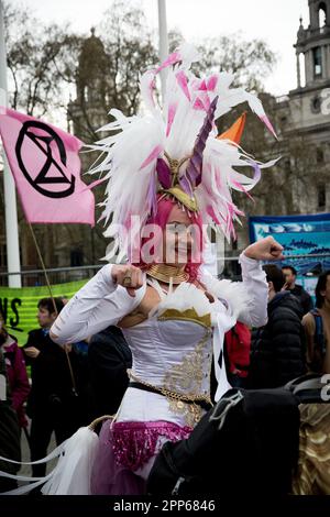 Westminster, Londra, Regno Unito. 22nd Apr, 2023. La ribellione di estinzione continua le loro proteste “The Big One” nel centro di Londra. Credit: Newpics Italia - Notizie dal vivo Foto Stock