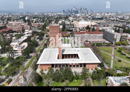 Una vista aerea del CPA Globe in cima al Dr. Joseph Medicine Crow Center for International and Public Affairs nel campus della University of Southern California, Satuday, 8 aprile 2023, a Los Angeles. L'edificio, precedentemente chiamato Rufus von KleinSmid Center, ospita la USC College School of International Relations, il Dipartimento di Antropologia, il Dipartimento di Scienze politiche, l'Ufficio di globalizzazione e la CPA Library for Applied Social Sciences. Foto Stock