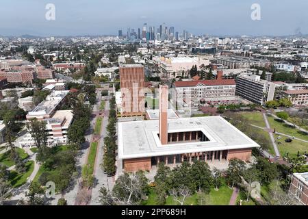 Una vista aerea del CPA Globe in cima al Dr. Joseph Medicine Crow Center for International and Public Affairs nel campus della University of Southern California, Satuday, 8 aprile 2023, a Los Angeles. L'edificio, precedentemente chiamato Rufus von KleinSmid Center, ospita la USC College School of International Relations, il Dipartimento di Antropologia, il Dipartimento di Scienze politiche, l'Ufficio di globalizzazione e la CPA Library for Applied Social Sciences. Foto Stock