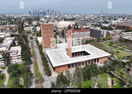 Una vista aerea del CPA Globe in cima al Dr. Joseph Medicine Crow Center for International and Public Affairs nel campus della University of Southern California, Satuday, 8 aprile 2023, a Los Angeles. L'edificio, precedentemente chiamato Rufus von KleinSmid Center, ospita la USC College School of International Relations, il Dipartimento di Antropologia, il Dipartimento di Scienze politiche, l'Ufficio di globalizzazione e la CPA Library for Applied Social Sciences. Foto Stock